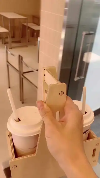 두 잔의 음료를 담은 캐리어