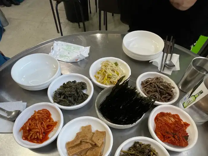 정선 억새꽃맛집의 다채로운 밑반찬이 담긴 그릇들