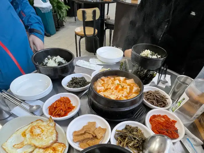 정선 억새꽃맛집의 곤드레밥과 찌개, 계란 프라이, 밑반찬 상차림