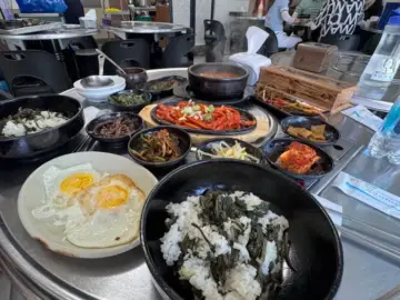 정선 억새꽃맛집, 정갈한 곤드레밥과 푸짐한 반찬의 조화 정선 억새꽃맛집의 푸짐한 곤드레밥과 밑반찬 구성