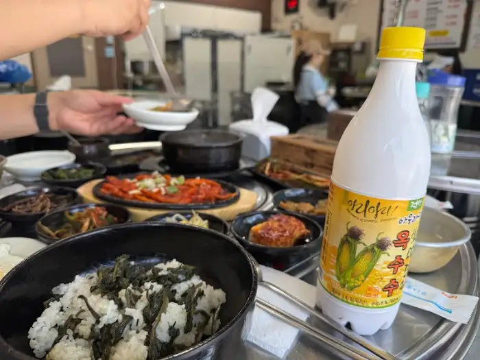 정선 억새꽃맛집의 곤드레밥과 함께 나온 밑반찬들, 막걸리 한 병