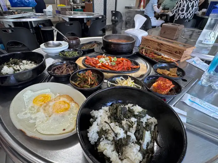 정선 억새꽃맛집의 푸짐한 곤드레밥과 밑반찬 구성