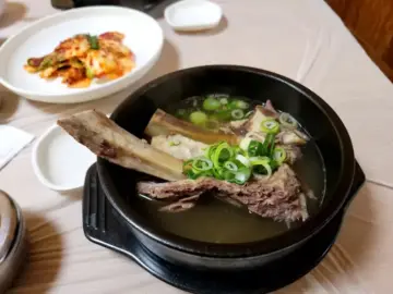 김천 정원 본점: 든든한 보양식 한 그릇, 제대로 즐기기 정원 본점의 푸짐한 오리 닭갈비탕