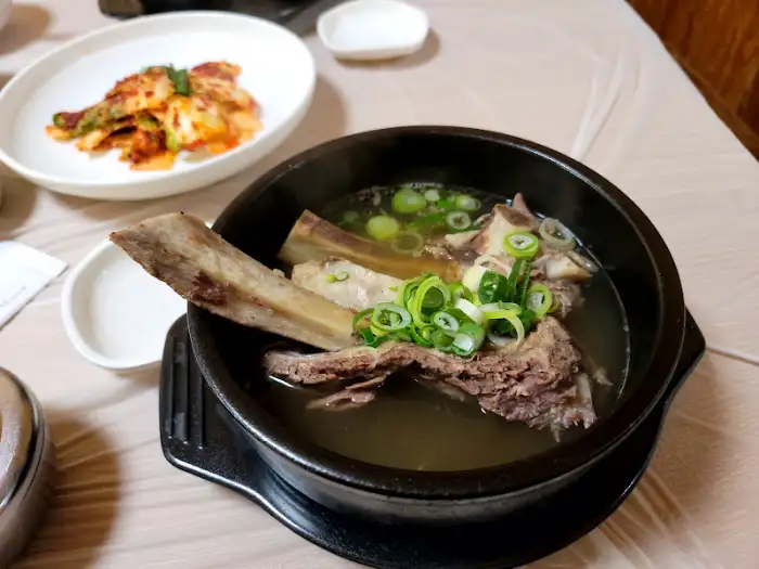 정원 본점의 푸짐한 오리 닭갈비탕