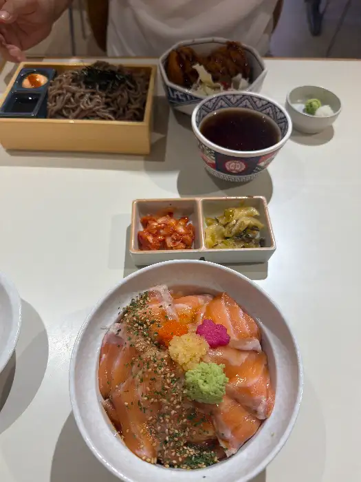 신선한 연어와 알이 듬뿍 올라간 카이센동