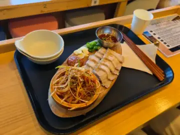 아침바다고기국수의 정갈한 돔베고기 한 상 차림