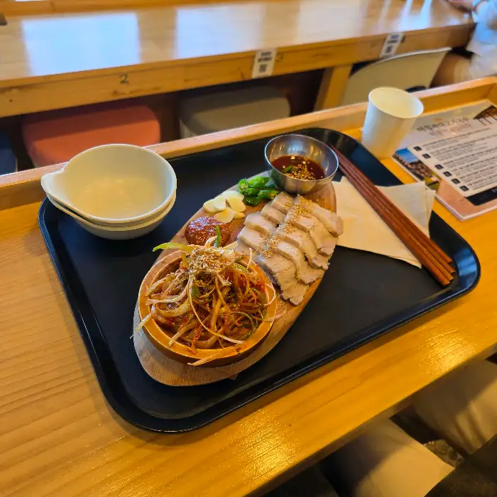 아침바다고기국수의 정갈한 돔베고기 한 상 차림