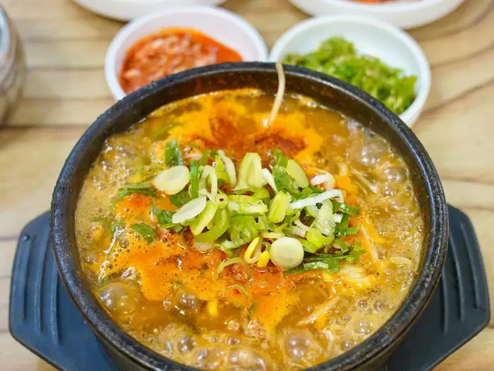 김정림선지해장국: 선지, 콩나물, 파가 어우러진 선지해장국 클로즈업