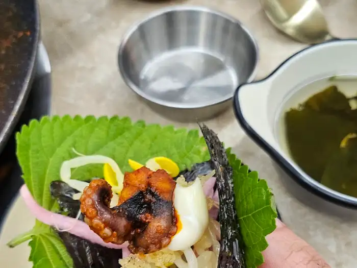 김, 깻잎, 날치알과 함께 싸먹는 쭈꾸미 요리 모습