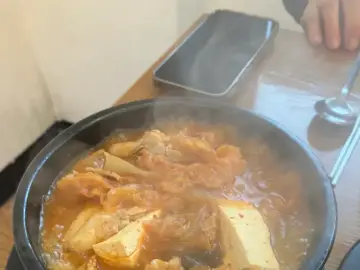 김이 모락모락 나는 애호박찌개와 밥, 젓가락