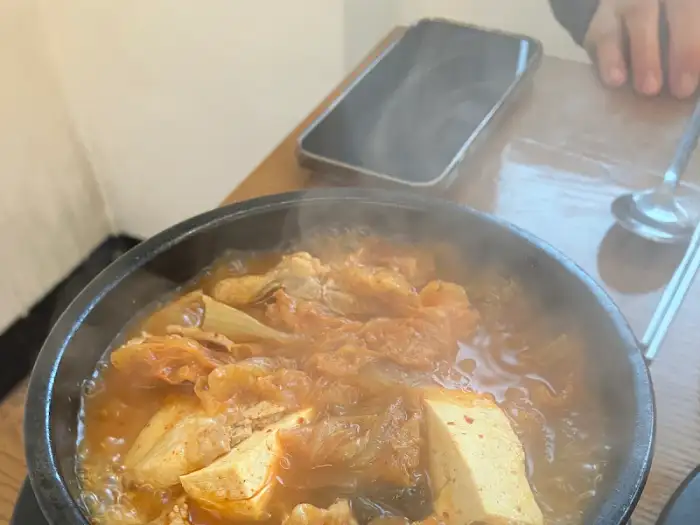 김이 모락모락 나는 애호박찌개와 밥, 젓가락