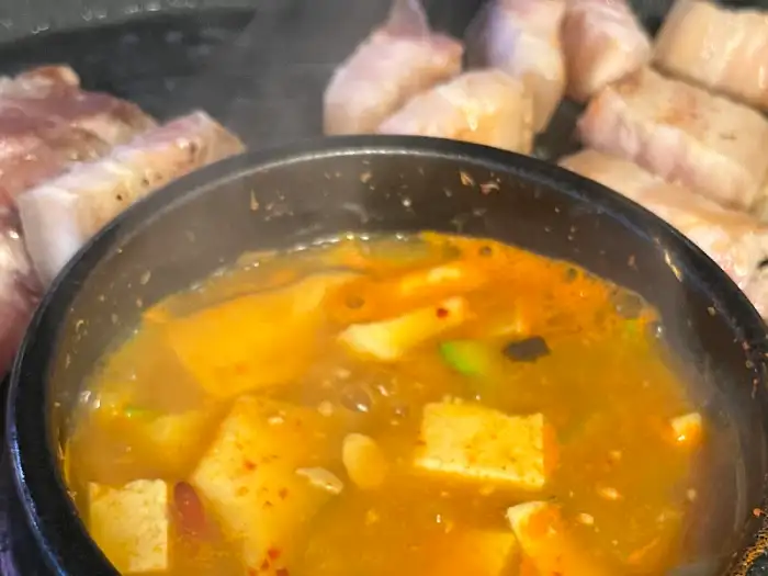 끓고 있는 김치찌개의 클로즈업 사진