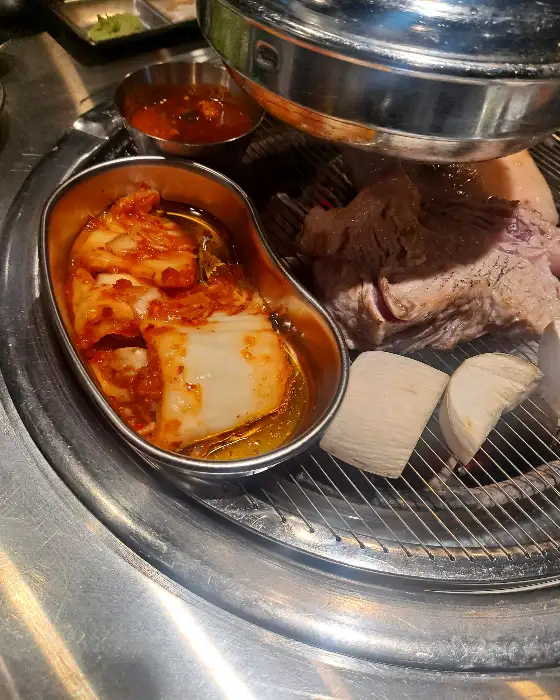 삼목집 철산본점에서 제공되는 맛깔스러운 김치찌개