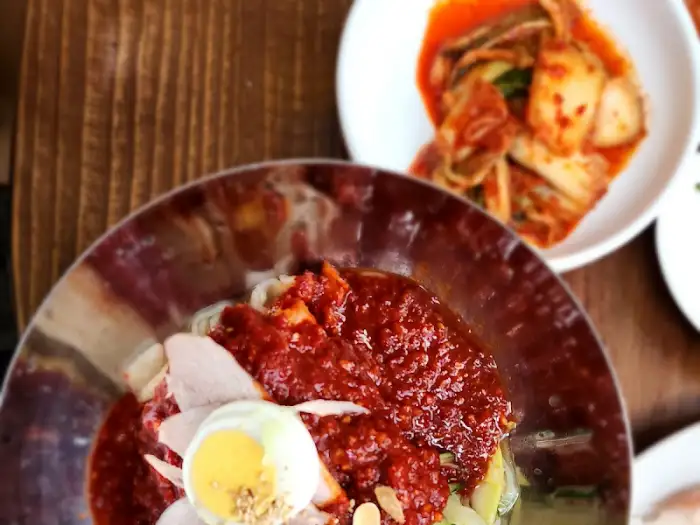 비빔밀면에 곁들여 나온 김치