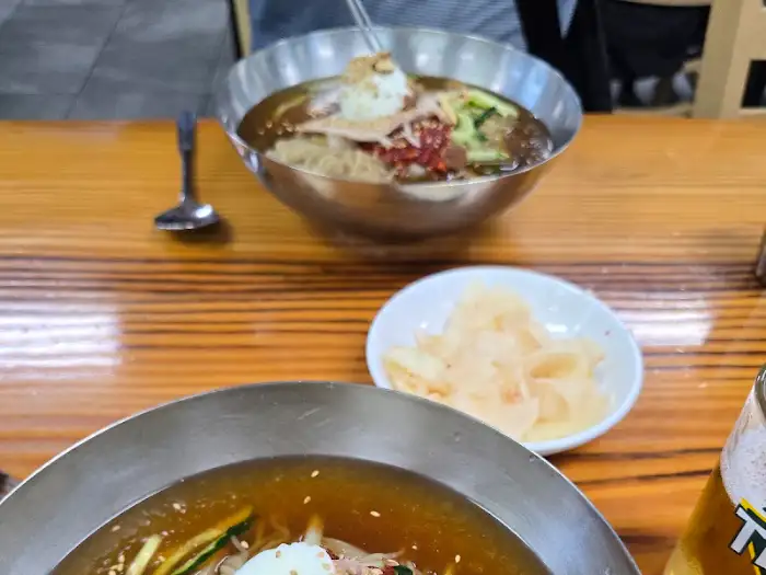 테이블 위의 밀면과 곁들임 찬