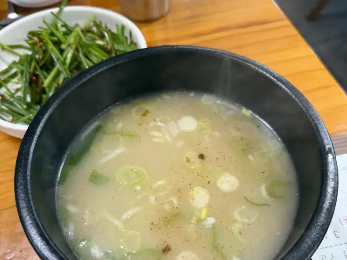 김이 나는 돼지국밥 육수 그릇