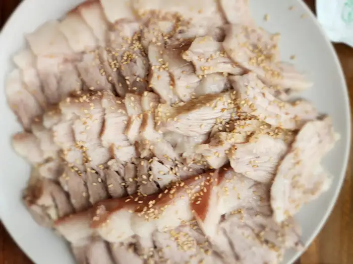 푸짐하게 담긴 김가네가야밀면의 수육