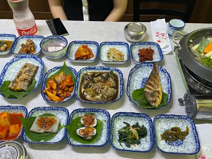 정갈하게 차려진 금거북 생선구이 정식 상차림