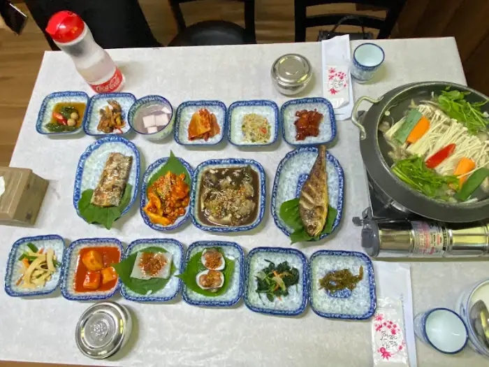 금거북의 다양한 반찬과 찌개가 함께 나온 푸짐한 상차림