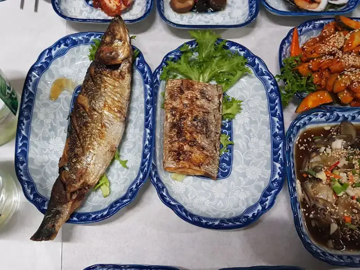 금거북에서 맛볼 수 있는 생선구이와 다양한 반찬들