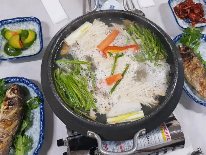 금거북의 따뜻하게 끓고 있는 시원한 찌개