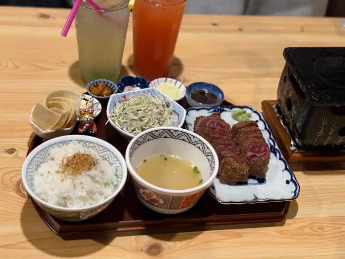 치즈카츠와 함께 나온 푸짐한 한 상 차림
