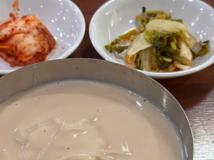 콩국수와 두 종류의 김치