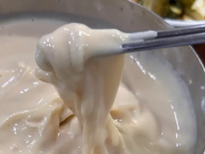 젓가락으로 집어 올린 콩국수 면발
