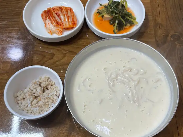 콩국수, 보리밥, 김치