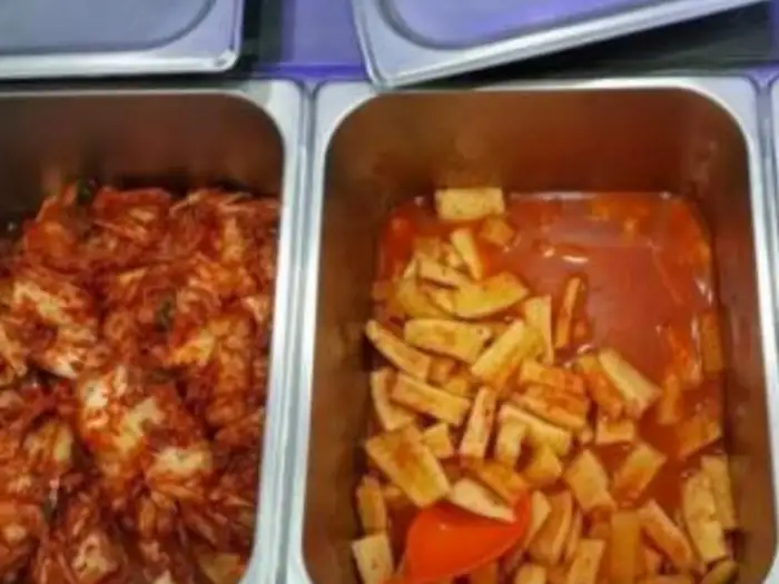 신선한 김치와 깍두기가 준비된 콩나물교실 반찬 코너