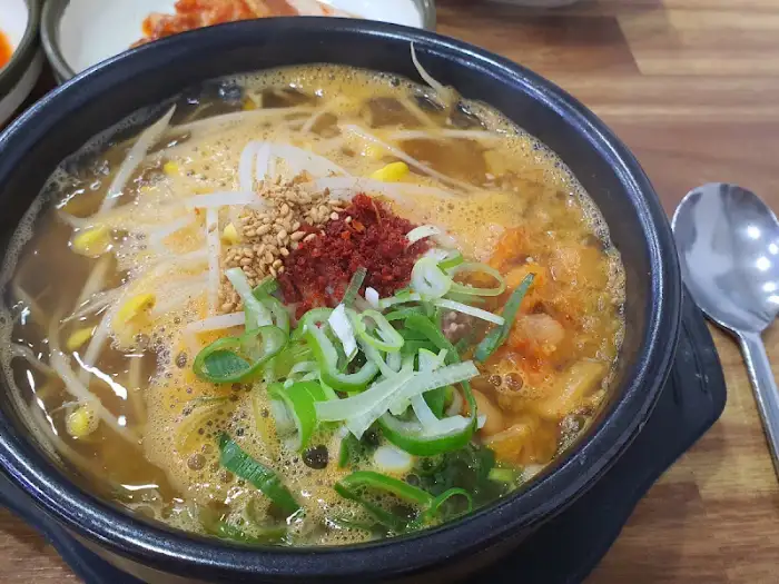 얼큰한 콩나물국밥 위에 올려진 고명과 콩나물의 조화