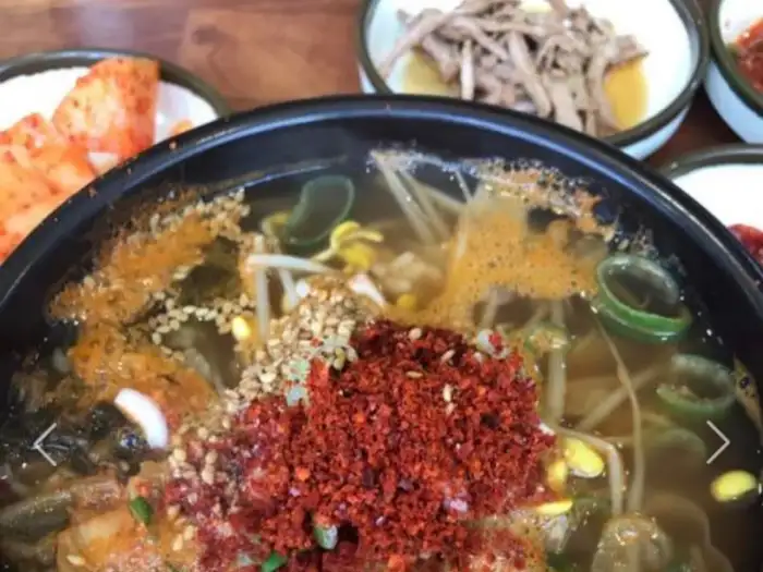 콩나물교실의 콩나물국밥 속 콩나물의 신선한 모습
