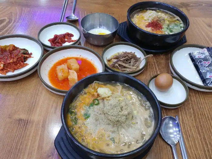 콩나물교실 육호광장 본점의 다양한 메뉴와 식사 모습