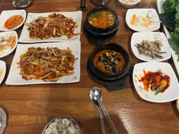 다양한 쌈 채소와 메인 요리가 정갈하게 차려진 촌아저씨쌈밥 문경본점의 한상차림