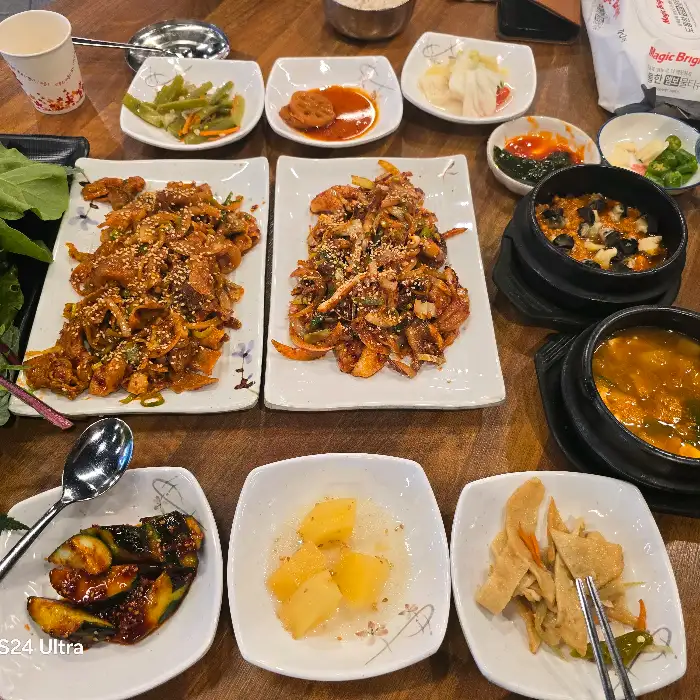 매콤달콤한 양념의 제육볶음이 담긴 접시