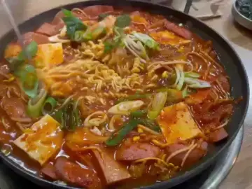 김치와 햄, 순두부가 어우러진 부대찌개 모습