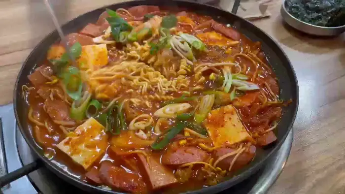 김치와 햄, 순두부가 어우러진 부대찌개 모습
