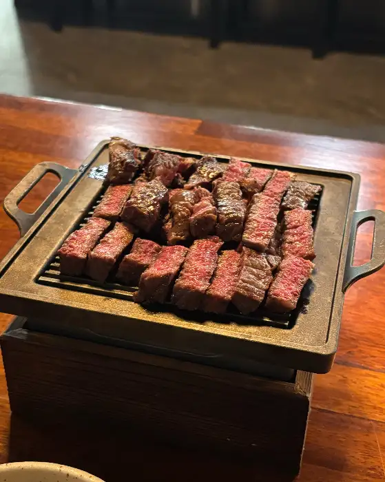 본앤우480 동명지점 구워지는 한우 채끝등심