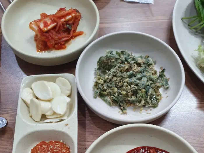 한우 식당에서 제공되는 다양한 종류의 밑반찬, 김치와 콩나물 무침 등