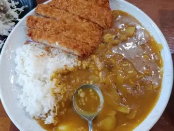 양구 맛집 탐방: 풍성한 양과 다채로운 메뉴, 담스포 돈까스가 곁들여진 치킨카레와 밥, 그리고 국자