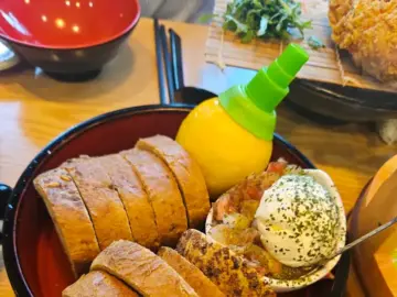 창원 마산합포의 이색 우동 맛집, ‘우동 한그릇’에서 특별한 한 끼 레몬과 빵, 샐러드가 함께 제공되는 '우동 한그릇'의 사이드 메뉴