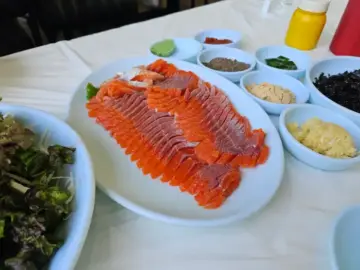 마달피가든의 신선한 송어회 한 접시