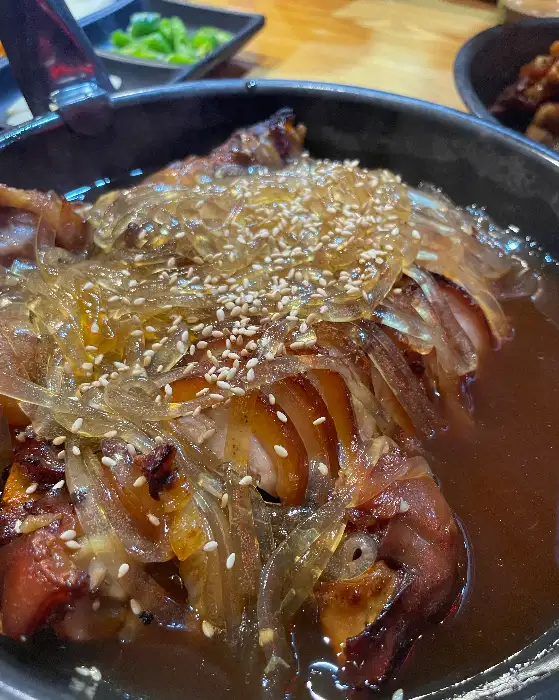 마왕족발 강원고성점의 메인 족발 메뉴, 족발 위에는 당면과 참깨가 뿌려져 있습니다.