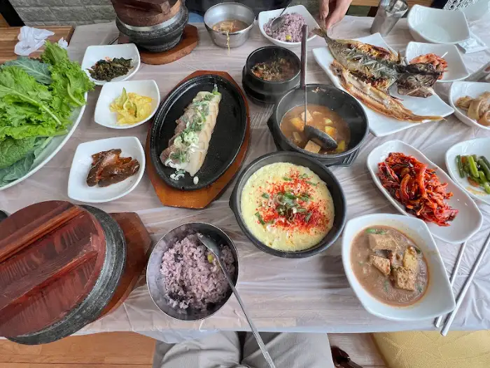 식탁에 놓인 다양한 음식들