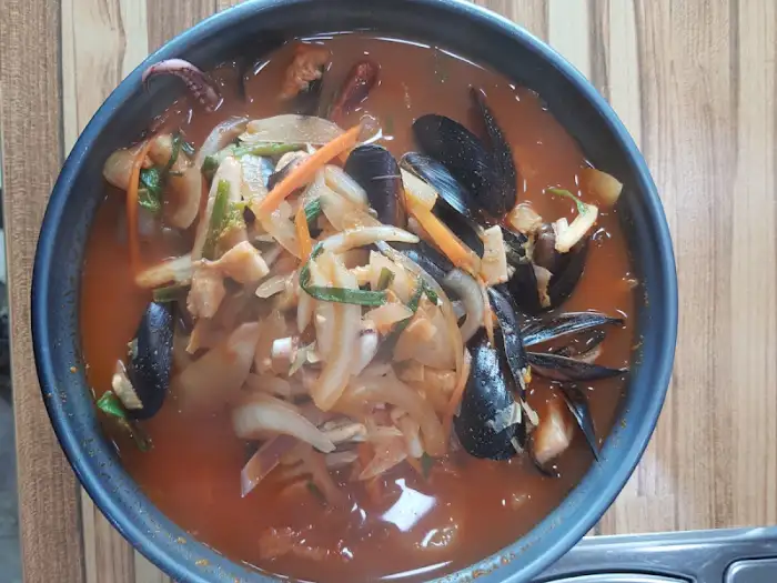 만리장성 짬뽕, 풍성한 해산물과 야채가 듬뿍 담긴 모습