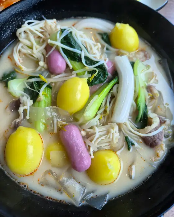 진한 육수 위에 푸짐하게 담긴 마라탕 재료들
