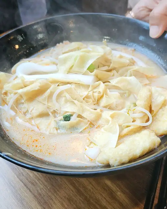 마라탕 국물에 얇은 면과 다양한 채소가 듬뿍 담긴 모습