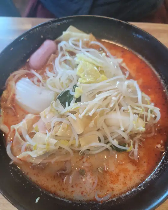 붉은 국물의 마라탕에 다양한 면과 채소, 건두부가 어우러진 모습