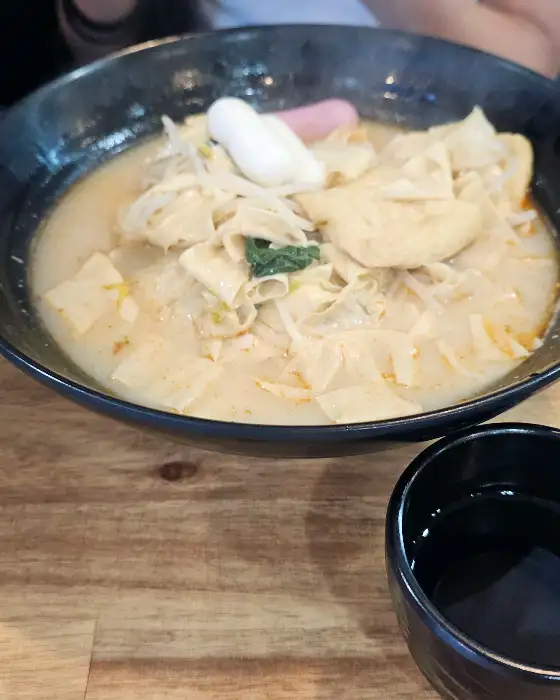 뽀얀 국물의 마라탕에 넓은 건두부와 청경채 등이 담긴 모습