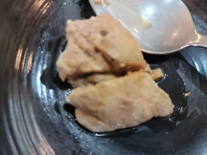 한 그릇에 담긴 아구찜의 일부 조각